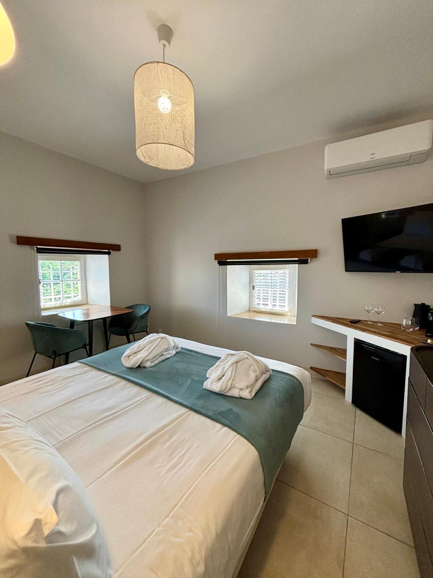 La Maison Des Vendangeurs - Table D'Hotes Le Soir Du Jeudi Au Dimanche- Jacuzzi - Balneo Spa - Acces Piscine Pour Toutes Les Chambres Sauf Studio Coquet- Piscine De Mai A Mi-Octobre Martignargues Exterior photo